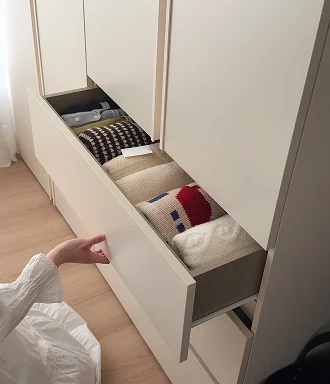 샘베딩 옷장
