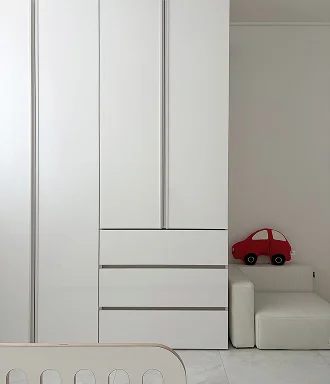 샘베딩 옷장